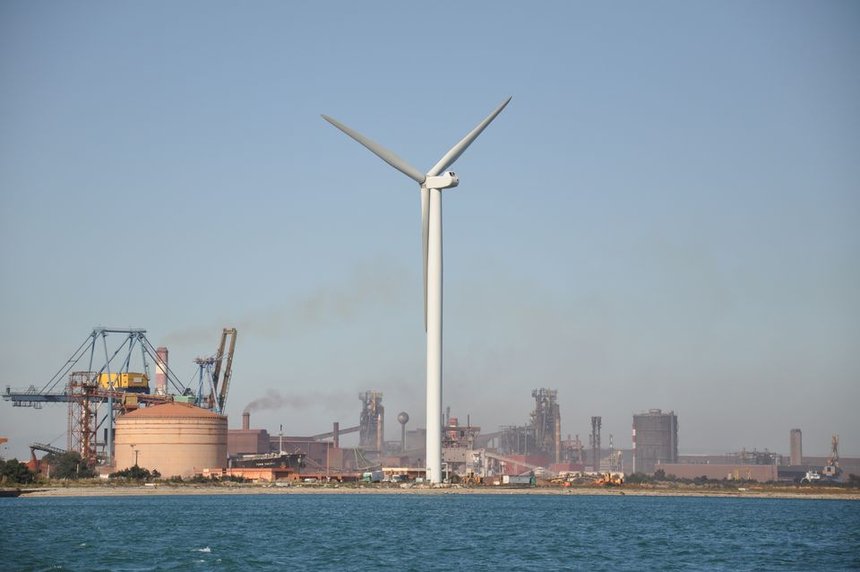 ArcelorMittal, pollution et éolienne, port de Marseille, Fos-sur-Mer