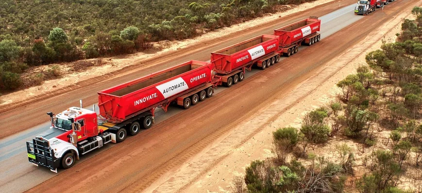 Platooning : trois road trains australiens avec un