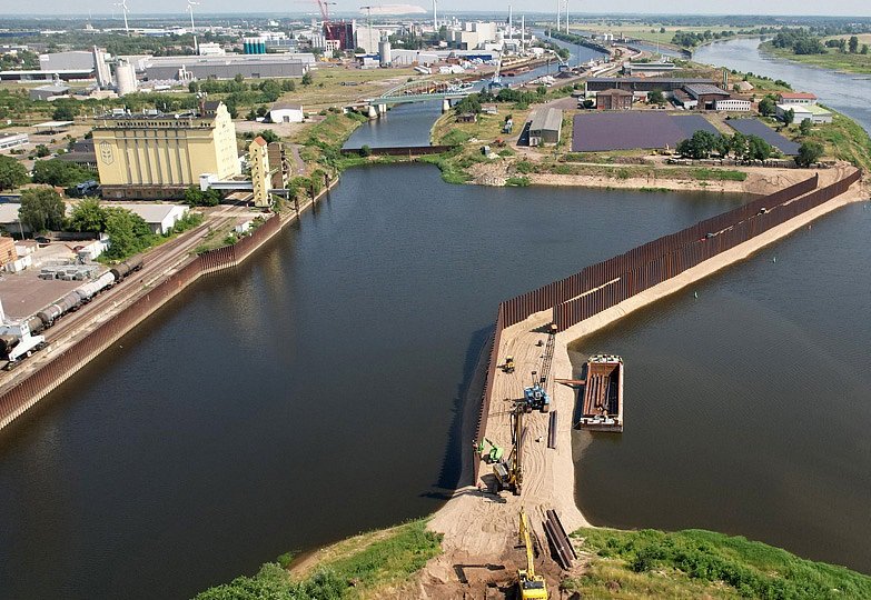 Der Industriehafen Magdeburg wird vom Elbspiegel unabhängig