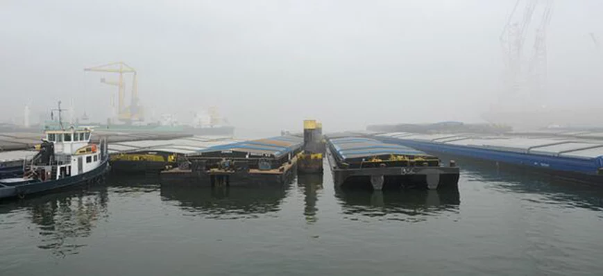 Bateaux fluviaux mal amarrés : le port de Rotterda