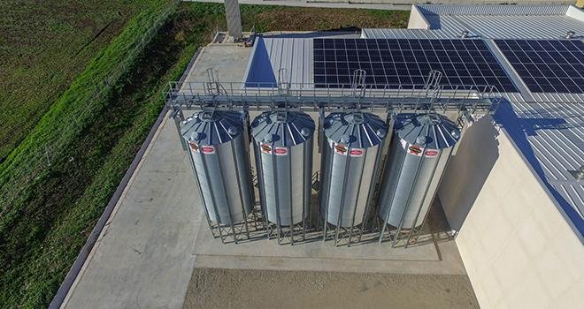 Des silos pour stocker et préserver les qualités des légumes avant leur commercialisation. Photo : Legumbres Pedro