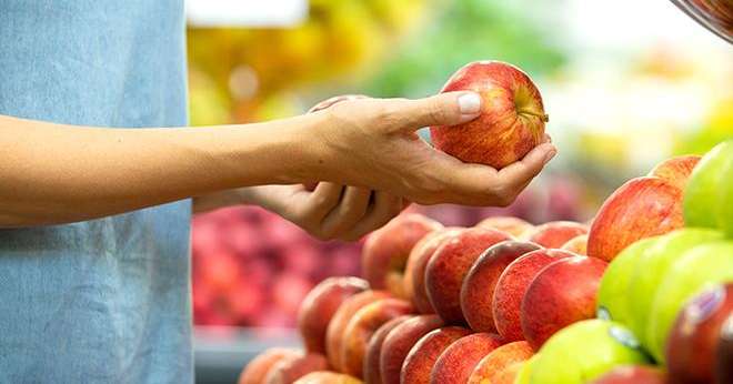 Le sachet de 2 kg pommes polonaises de Carrefour est vendu plus cher que l’origine France proposée dans la plupart des autres enseignes. Photo : paulovilela / Adobe Stock