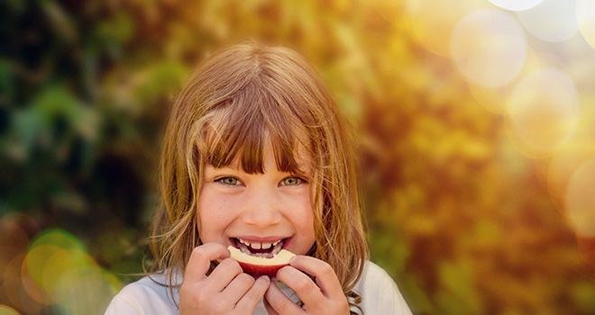 Aujourd’hui en France, seulement 32 % des adultes et 10% des enfants consomment les cinq portions de fruits et légumes frais préconisés par l'OMS. Photo : Image'in/ Adobe Stock