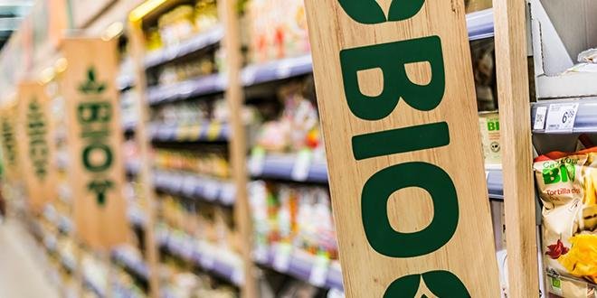 La baisse des ventes de produits bio en 2021 s’observe principalement dans les grandes surfaces et les magasins spécialisés. © ​Monticellllo / Adobe Stock
