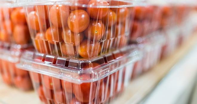 Les producteurs de tomates dénoncent la faiblesse réglementaire portant sur l’information consommateur sur l’origine des produits en rayon. Photo : Kristina Blokhin / Adobe Stock