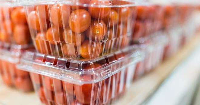 Les producteurs de tomates dénoncent la faiblesse réglementaire portant sur l’information consommateur sur l’origine des produits en rayon. Photo : Kristina Blokhin / Adobe Stock