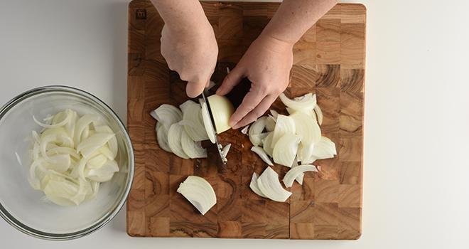 Différentes études ont confirmé que les consommateurs apprécient l'oignon Sunions® aussi bien cru que cuit au four, sauté ou cuisiné. Photo : BASF