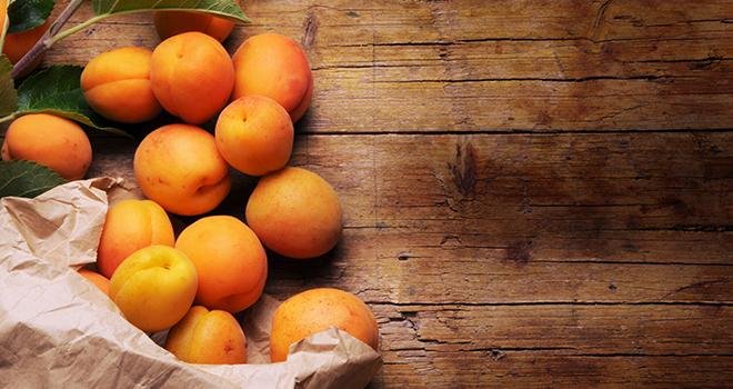 Quinze producteurs français d’abricots bio engagés avec Carrefour. Photo : Comugnero Silvana/Adobe Stock 