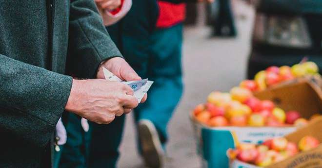 Face à la multiplication des vendeurs à la sauvette, les 807 primeurs parisiens, en magasin ou sur marché, demandent par la voix de Saveurs Commerce, que soit rétablie une concurrence saine et loyale. Photo AndriiKoval/Adobe Stock