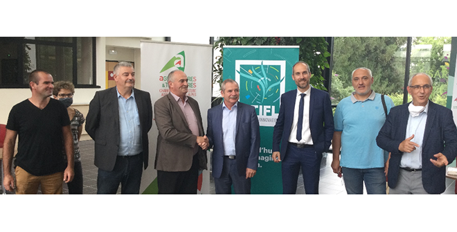 Signature de la nouvelle convention partenariale entre le CTIFL et la CRA Aura, avec au centre Gilbert Guignand, président de la CRA Aura et Jacques Rouchaussé, président du CTIFL. Photo CTIFL