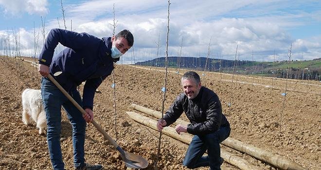 Grégoire Cote, arboriculteur partenaire à Loire-sur-Rhône, participe au programme Sauvez Williams de Blédina. Il est accompagné à sa droite de Markus Sandmayr, directeur général de Blédina. Photo Blédina