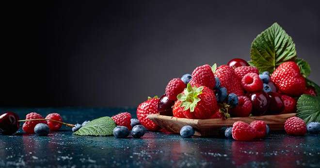 Depuis plusieurs années, les petits fruits rouges frais sont plébiscités par les consommateurs français et européens. Photo : Igor Normann/Adobe Stock