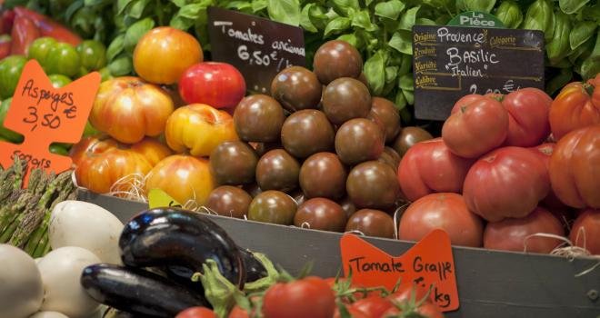 La tomate ronde et la tomate grappe font partie des produits dont les volumes et les prix vont être régulièrement étudiés. CP : Pictures news/Adobe Stock