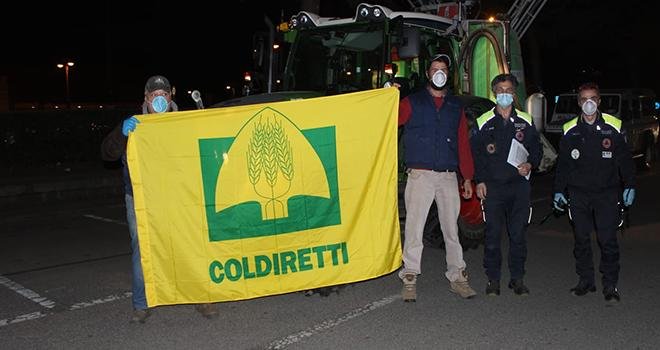 Les agriculteurs italiens de la Coldiretti ont mis à disposition leur matériel de pulvérisation pour désinfecter les rues. Photo : Coldiretti