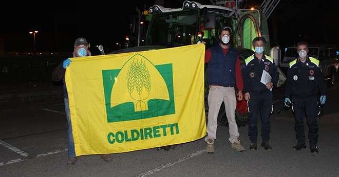 Les agriculteurs italiens de la Coldiretti ont mis à disposition leur matériel de pulvérisation pour désinfecter les rues. Photo : Coldiretti