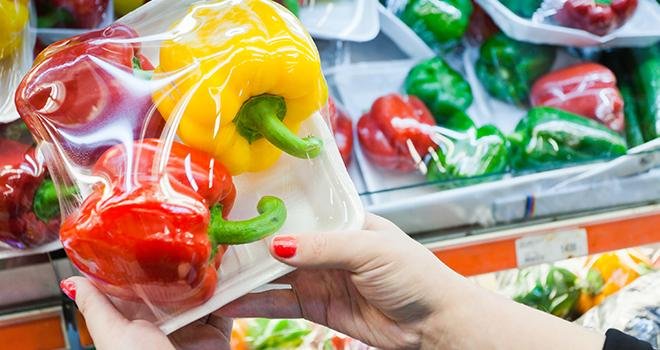 À partir du 1er janvier 2021, les lots de fruits et légumes de moins de 1,5 kg ne pourront plus être emballés sous film plastique, selon les dispositions du projet de loi économie circulaire. Photo : petunyia/Adobe stock