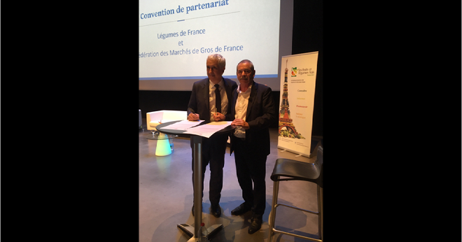 Stéphane Layani, PDG du marché international de Rungis, et Jacques Rouchaussé, président de Légumes de France, ont officialisé leur partenariat lors du congrès de Légumes de France qui s’est tenu à La Réunion. Photo : B.Bosi/Media&griculture