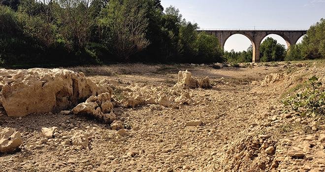 La sécheresse est telle que certaines rivières sont à sec (ici, le Gardon). Pour faire face, les arrêtés de restriction d'eau se multiplient. Photo : Gilles Paire/Adobe Stock