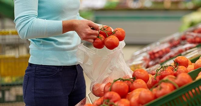 Selon l'enquête annuelle de Familles rurales, le prix de la tomate grappe conventionnelle a bondi de 30% sur un an. Photo : Syda Productions/Adobe Stock