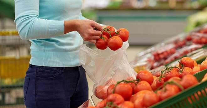 Selon l'enquête annuelle de Familles rurales, le prix de la tomate grappe conventionnelle a bondi de 30% sur un an. Photo : Syda Productions/Adobe Stock