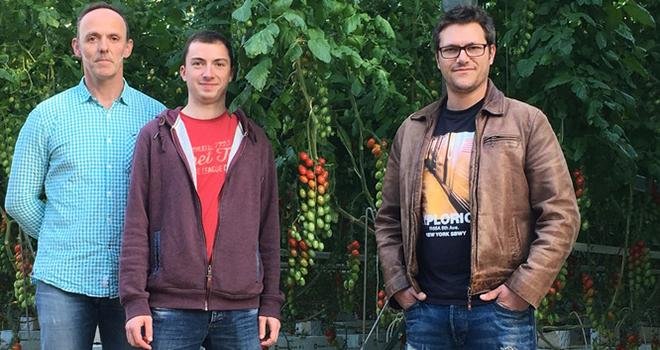 Ce projet permettra l’installation de deux jeunes agriculteurs, Simon et Geoffrey, aux côtés de Jacques, producteur de fruits et légumes depuis 28 ans. Photo : Miimosa