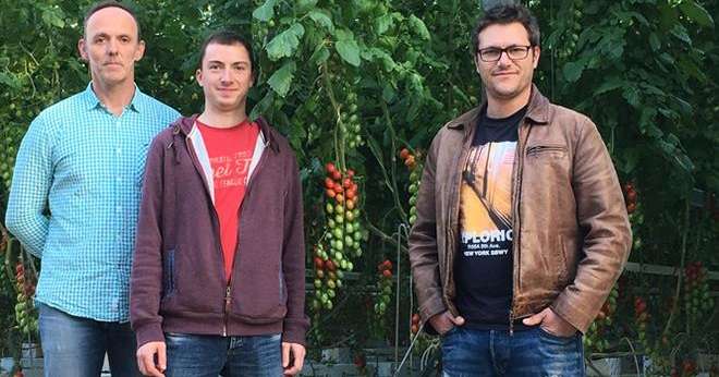 Ce projet permettra l’installation de deux jeunes agriculteurs, Simon et Geoffrey, aux côtés de Jacques, producteur de fruits et légumes depuis 28 ans. Photo : Miimosa