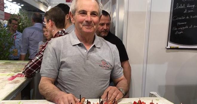 À l'occasion des 10 ans du label Rouge de la fraise, Philippe Blouin (président de la fraise label Rouge) a invité les visiteurs du Salon de l'agriculture à goûter des fraises du Lot-et-Garonne. Photo : b.bosi