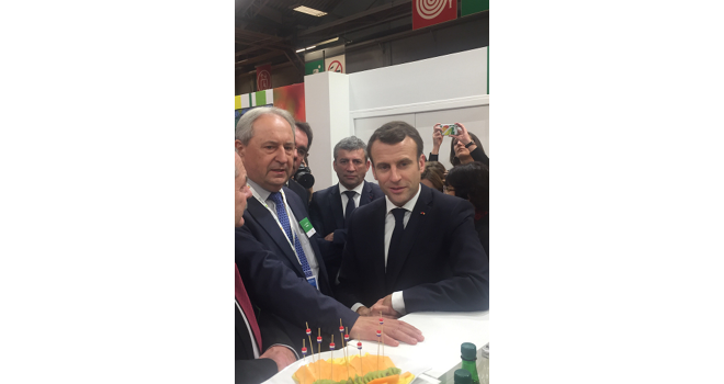 Laurent Grandin (président d'Interfel) a profité de la visite d'Emmanuel Macron au Salon de l'agriculture pour présenter les propositions de la filière fruits et légumes frais. Photo : Interfel