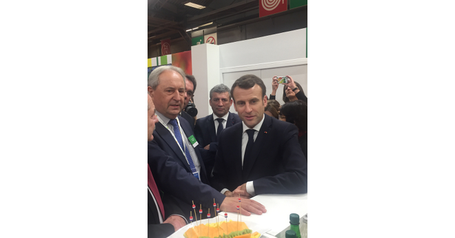 Laurent Grandin (président d'Interfel) a profité de la visite d'Emmanuel Macron au Salon de l'agriculture pour présenter les propositions de la filière fruits et légumes frais. Photo : Interfel