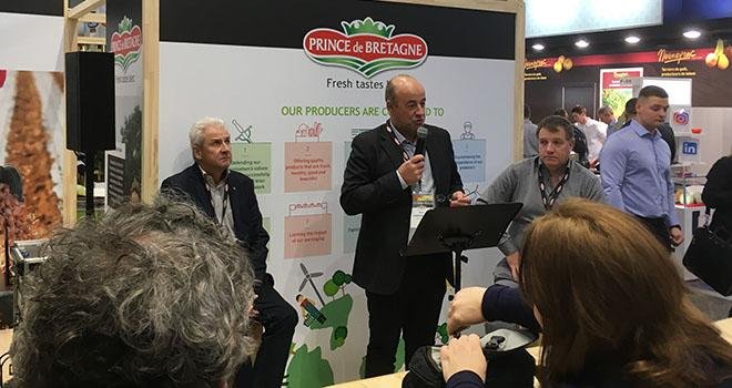 Le président du Cerafel, Marc Keranguéven, a présenté les nouveaux engagements de la marque Prince de Bretagne en termes de transparence et d’innovations lors d’une conférence au Salon Fruit Logistica de Berlin. Photo : Prince de Bretagne