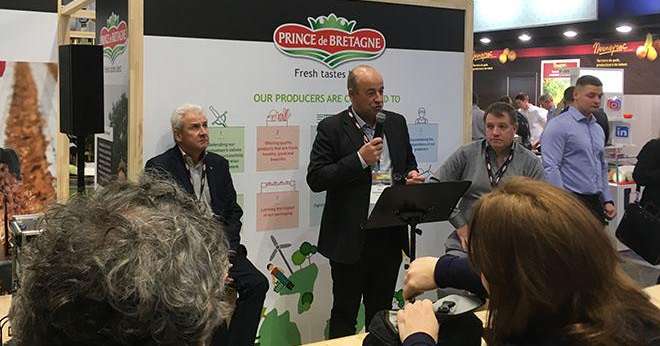 Le président du Cerafel, Marc Keranguéven, a présenté les nouveaux engagements de la marque Prince de Bretagne en termes de transparence et d’innovations lors d’une conférence au Salon Fruit Logistica de Berlin. Photo : Prince de Bretagne
