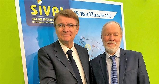 Renzo Piraccini, président de Macfrut (à gauche) et Bruno Dupont, président du Sival, lors de la signature du partenariat. Photo : Sival.