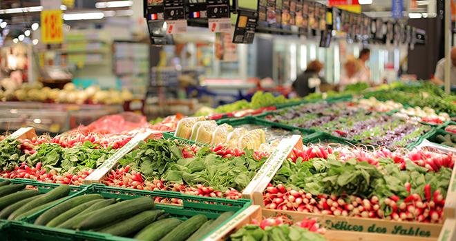 Le nombre de produits phytosanitaires utilisés sur les fruits et légumes frais pourrait être affiché en rayon à compter de 2023. Photo : Mike Fouque/Fotolia