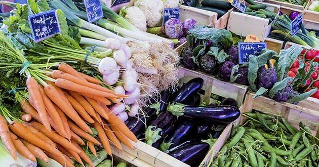 La mise en valeur et la vente des fruits et légumes font partie intégrante de la formation du CAP primeur. Photo : Fotolia/ Gina Sanders