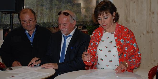 Signature de convention entre Christian Soler, président de la fédération des F&L d’Occitanie, et Michel Guallar, président de la chambre d’agricultures des Pyrénées-Orientales, en compagnie de la présidente de Région, Carole Delga. Photo : A. Bressolier