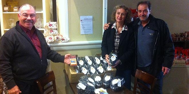René Reynard et Alexandra Lacoste pour le lancement de la journée raisin de table, accompagnés du gérant de la Confiserie Clavel de Carpentras qui prêtait ses locaux pour l'occasion. 