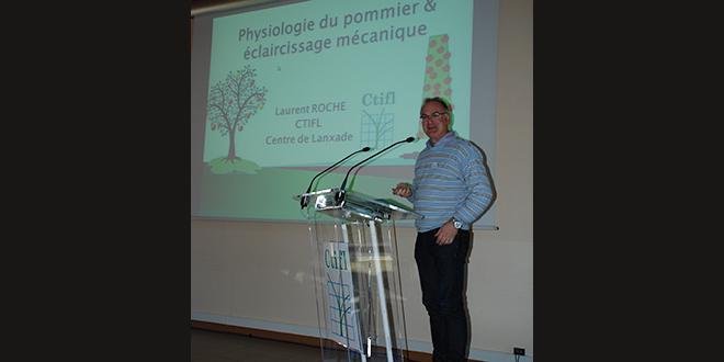 Laurent Roche, du CTIFL, a présenté l'incidence du retrait des feuilles et des fleurs lors de l'éclaircissage mécanique. Photo : Morgane Stoyanov