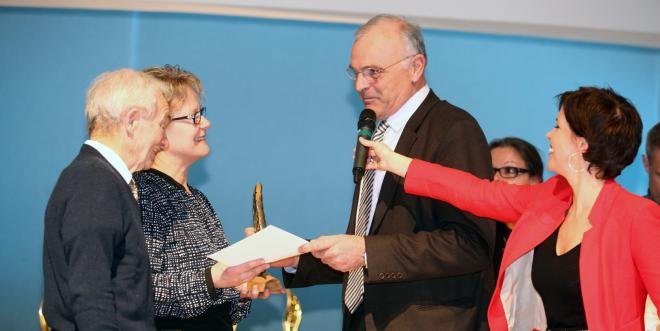 Laurence et Arsène Maillard, directeurs d'Agro Selection Fruit, se sont vus remettre le Prix de la dynamique agricole de la Banque populaire, le 12 février dernier.