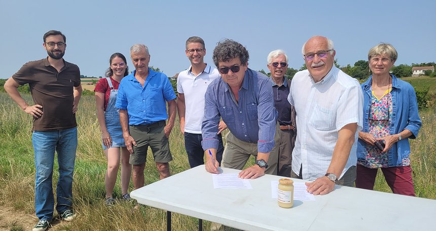 Signature de la convention entre la Maison de l'abeille et de la nature et la coopérative La Tricherie. Photo : La Tricherie