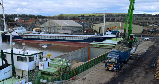 Le 14 mars, la première cargaison britannique de Nutramon bas carbone d’OCI pour Simpsons Malt a été déchargée dans le port de Berwick. Photo : OCI