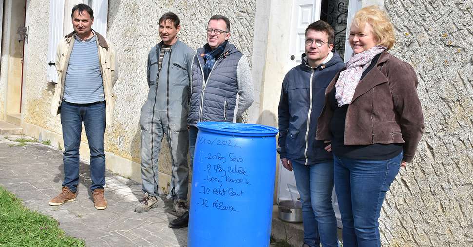 Jean-François et Régis Feignon, agriculteurs, et Didier Luneau, Nicolas Lemane, et Sophie Pornet des Ets Dupré Lardeau. Photo : O.Lévêque/Pixel6TM