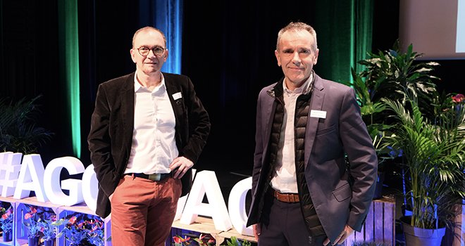 Jérôme Calleau et Jacques Bourgeais, respectivement président et directeur de la Cavac, lors de l'AG du 16 décembre 2022. Photo : Cavac