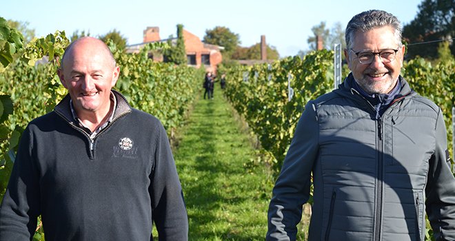 À gauche, Laurent Sellié, agriculteur dont la parcelle de 3,8 ha de vigne a été récoltés ce 28 septembre, aux côtés de Xavier Harlé, DG de Ternoveo. Photo : S.Bot/Média et Agriculture