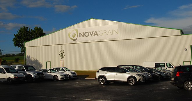 Le logo Novagrain trône fièrement sur le nouveau bâtiment de stockage de l’union de coopératives. Photo : M. Lecourtier/Média&Agriculture