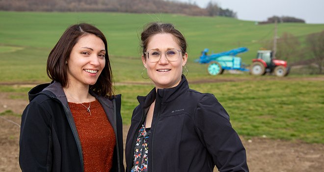 Mathilde Botter et Lucie Schrecklinger détiennent 70 % du capital d'Agri2C. Le reste est détenu par six apporteurs de capitaux. Photo : Agri2C
