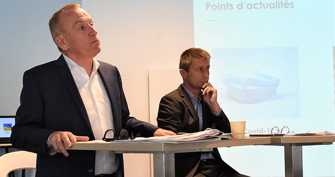 À gauche, Alain le Floch, directeur de Terrena, et à droite Olivier Chaillou, le président, lors d'un point presse le 3 mai 2022. Photo O.Lévêque/Pixel6TM