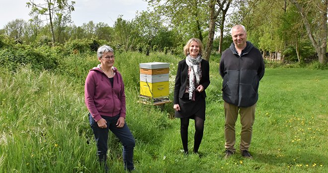 Brigitte Bonnaud, apicultrice de loisir, aux côtés de Cécile Cosset et Mickael Murail, devant la ruche connectée mise en place depuis début avril 2022. Photo O.Lévêque/Pixel6TM