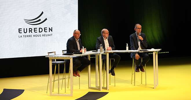 De gauche à droite : Denis Le Moine, vice-président d’Eureden, Serge Le Bartz, président, et Alain Perrin, directeur général, lors de l’assemblée générale du groupe le 10 décembre. Photo : Sacha Drouart