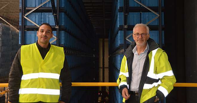 Jean-Noël Rivat, directeur opérationnel du groupe, et Bruno Esperto, responsable de la plateforme Lorca’Log, devant le système robotisé Miniload. Photo : A. Legendre/Terroir Est