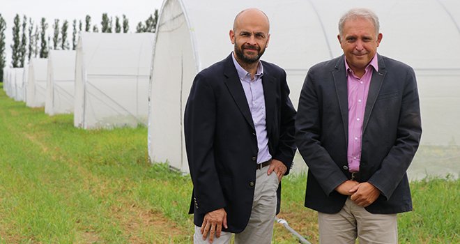 Rémi Lefebvre (à gauche), DG de Saaten-Union, et Éric Verjux, président du groupe Deleplanque, annoncent la création du « Réseau Deleplanque – Saaten-Union ». Photo : Saaten-Union/Deleplanque
